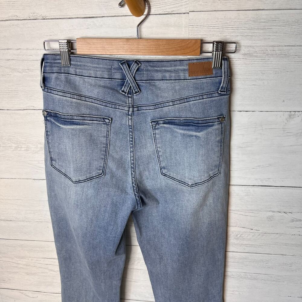 Judy Blue Jeans Womens Size 5/27 Relaxed fit Medium Wash Raw Distressed Hem - Picture 14 of 16